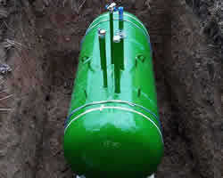 Газгольдер с высокими патрубками в котловане с демонтированным пластиковым кожухом.