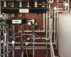 Монтаж настенного газового котла в частном доме.
